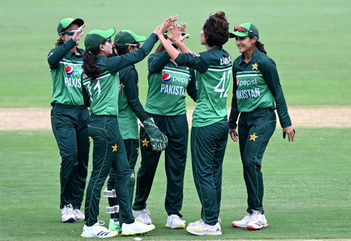 Phoebe Litchfield pulls behind square