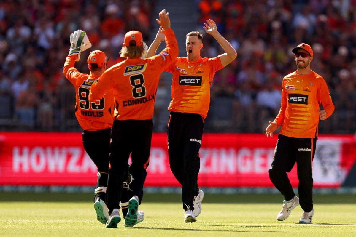 Jason Behrendorff picked two wickets in the powerplay