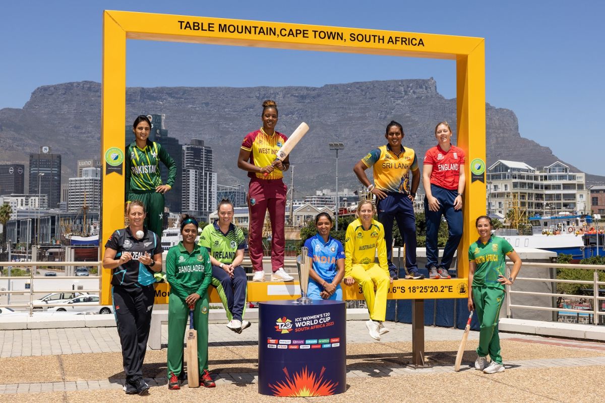 The captains pose with the trophy with the Table Mountain at the back, Women's T20 World Cup, Cape Town, February 4, 2023