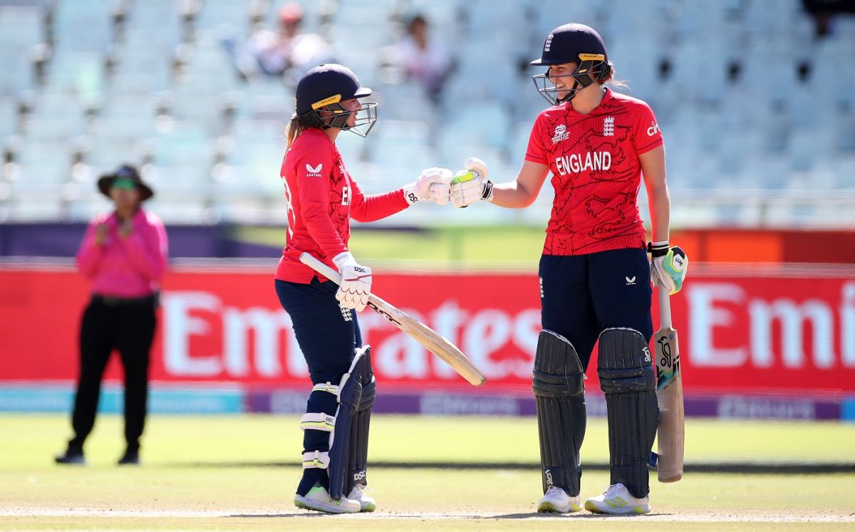Tuba Hassan celebrates after removing Danni Wyatt