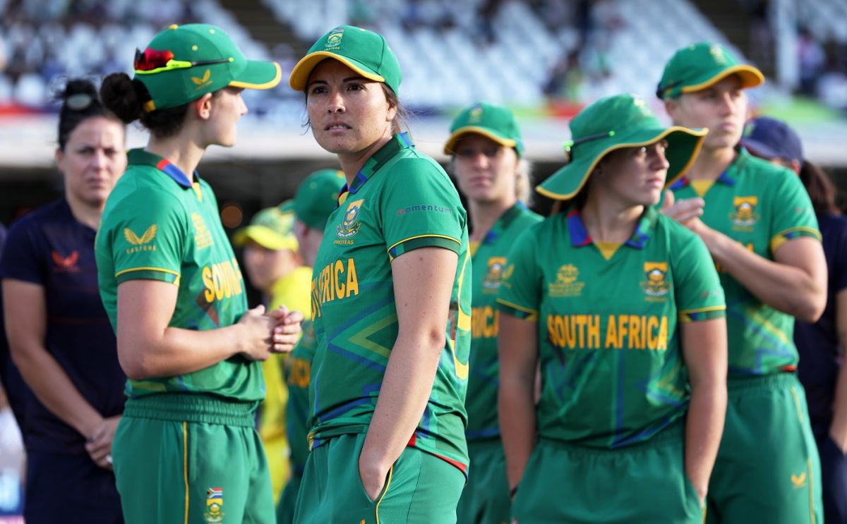 Meg Lanning gets a celebratory hug | ESPNcricinfo.com