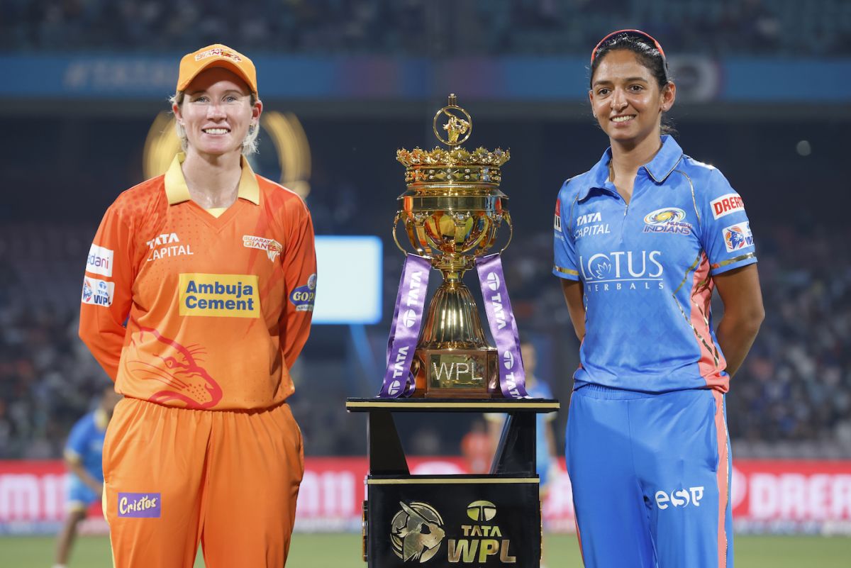 Beth Mooney and Harmanpreet Kaur pose around to the trophy, Gujarat Giants vs Mumbai Indians, Women's Premier League 2023, Mumbai, March 4, 2023