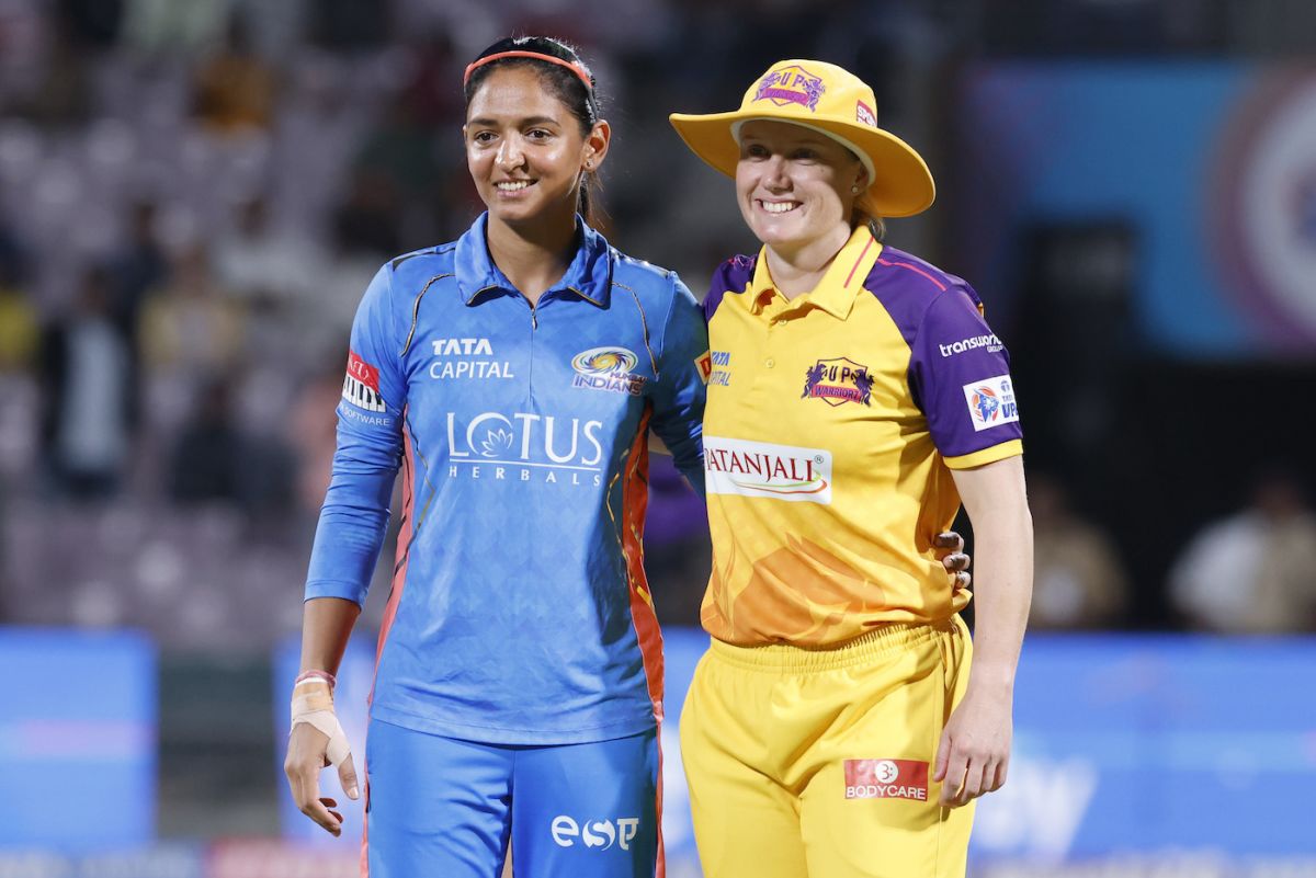 Harmanpreet Kaur and Alyssa Healy pose at the toss | ESPNcricinfo.com