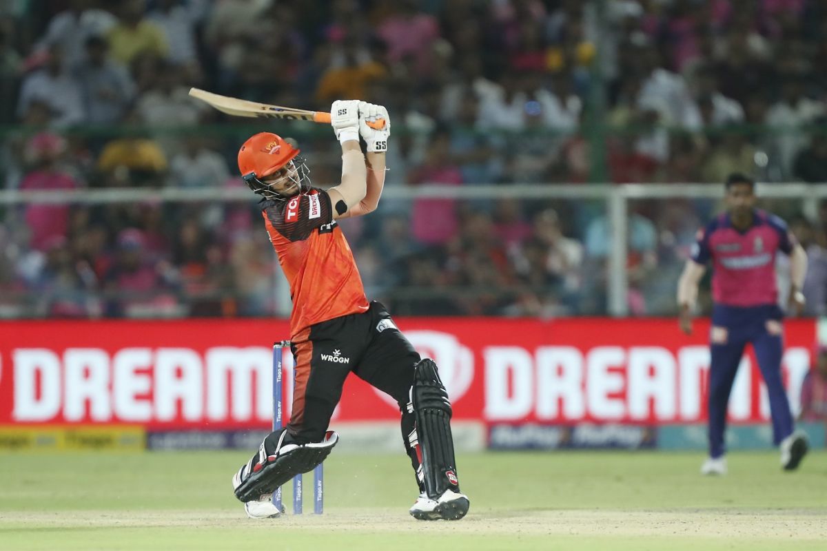 Abdul Samad smashed an unbeaten 17 off seven to take SRH home ...