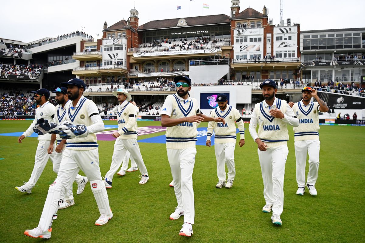 pat-cummins-and-virat-kohli-catch-up-before-the-match-espncricinfo