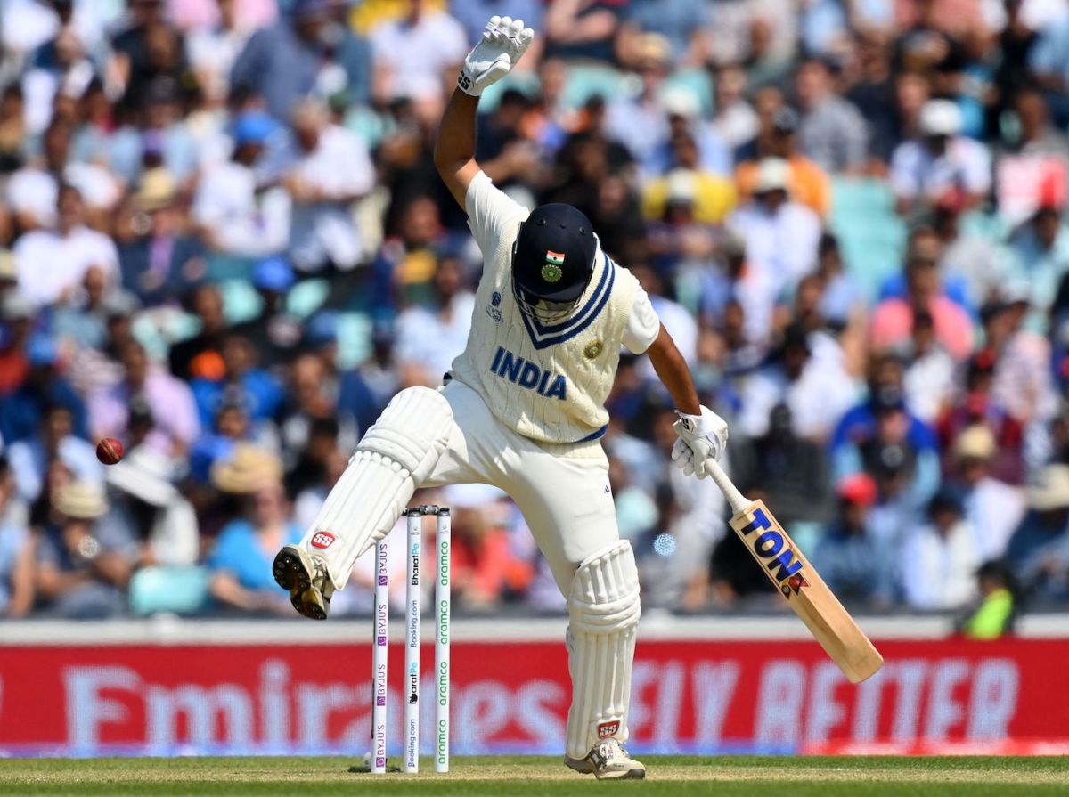 Pat Cummins hit Shardul Thakur in the right forearm two balls in a row ...