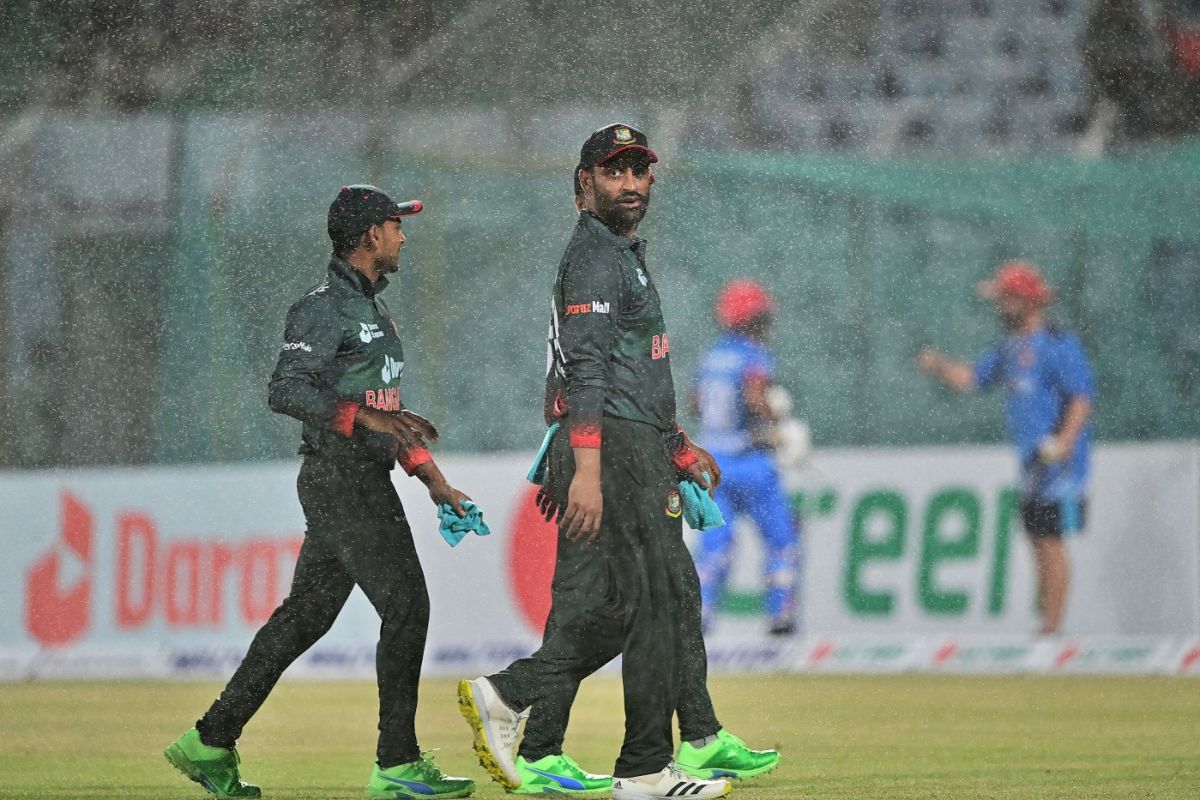 Tamim Iqbal leaves the field with his team-mates as the rain sets in, Bangladesh vs Afghanistan, 1st ODI, Chattogram, July 5, 2023
