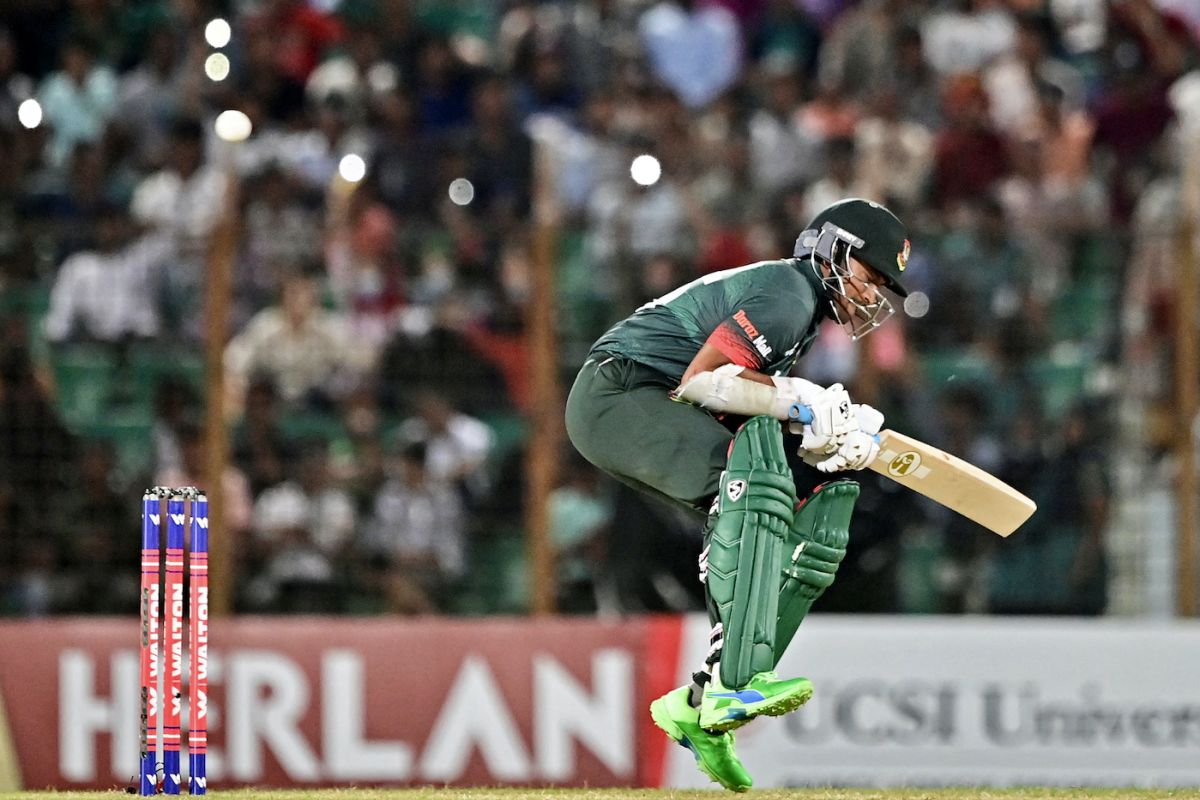 Shakib Al Hasan contorts himself to let go of a bouncer, Bangladesh vs Afghanistan, 2nd ODI, Chattogram, July 8, 2023