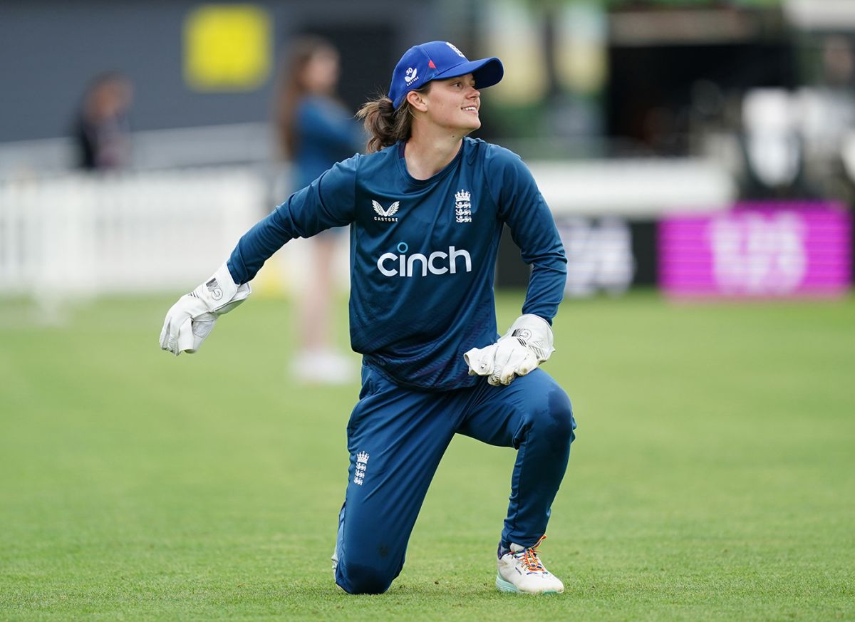 Amy Jones takes part in a training drill | ESPNcricinfo.com