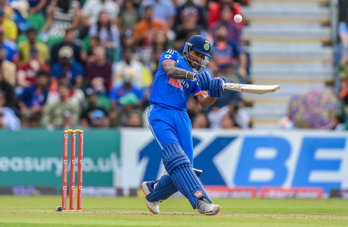 Kusal Mendis Of Dambulla Aura And Angelo Mathews Of B-Love Kandy Shake ...