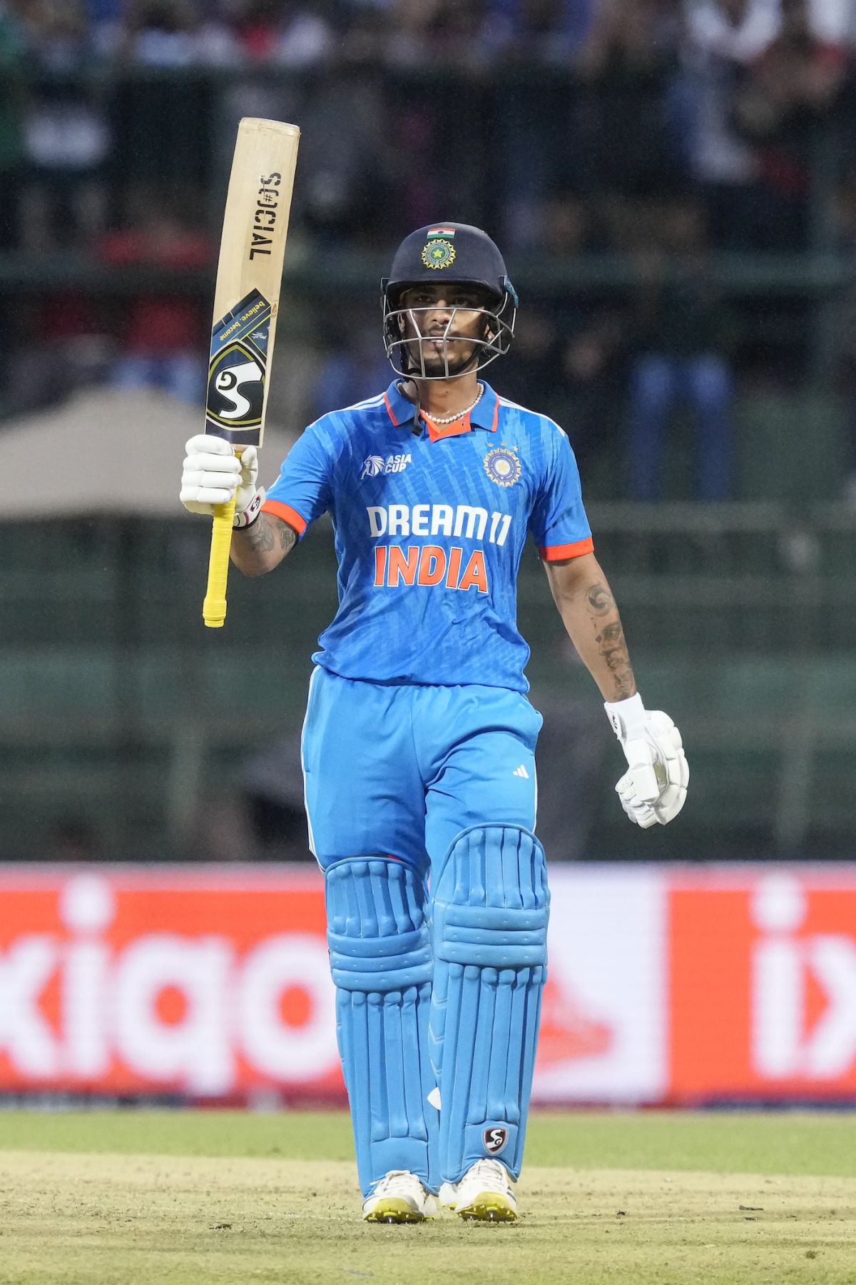 England's players go into a huddle before the start of the second T20I ...