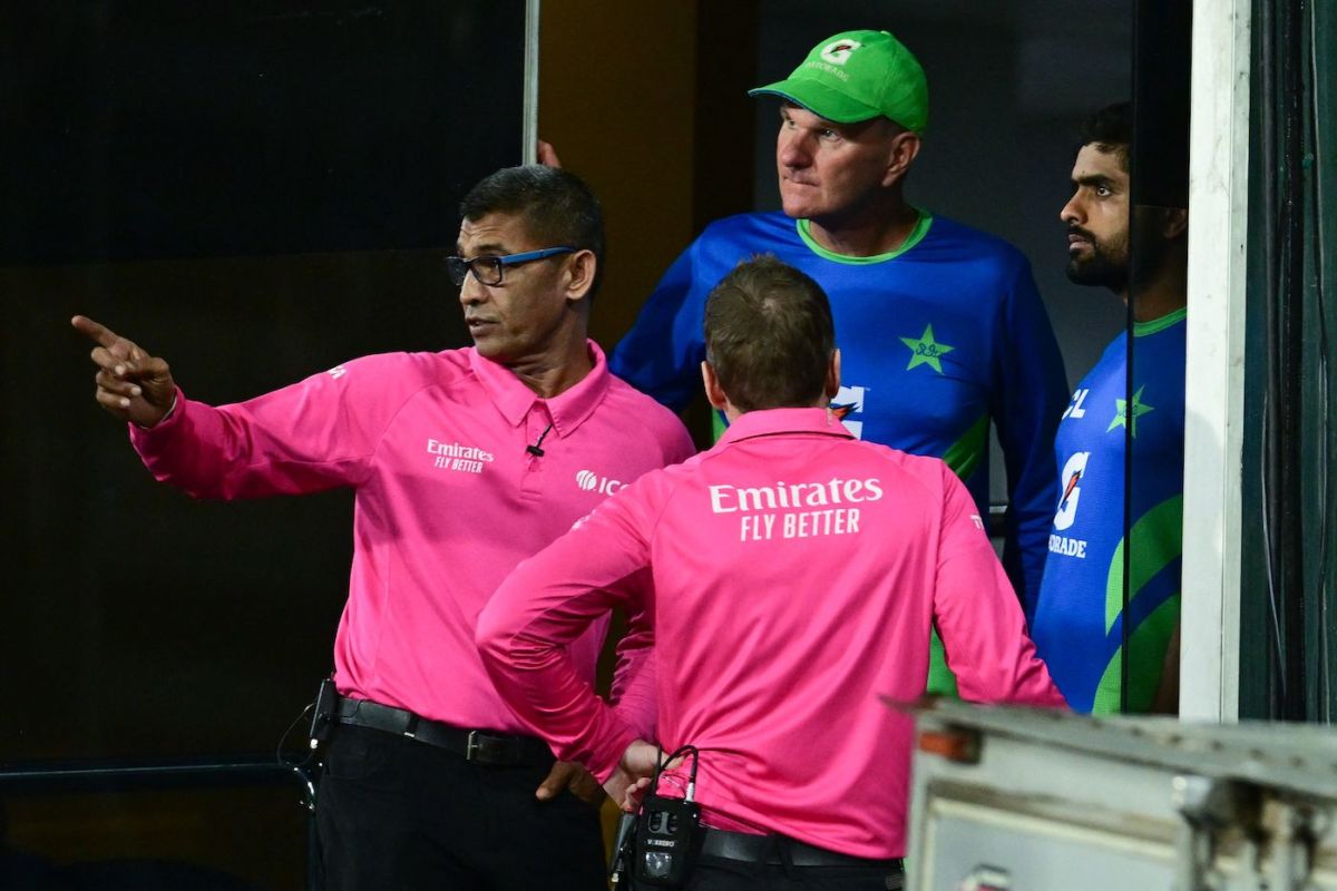 Ruchira Palliyaguruge appears to be pointing out the problem areas on the ground to the Pakistan camp, Pakistan vs India, Asia Cup Super Four, Colombo, September 10, 2023