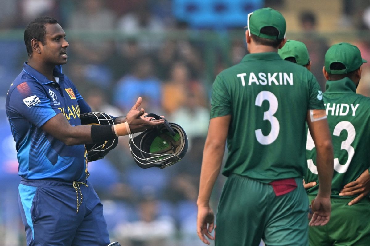 Angelo Mathews shows the broken helmet strap to Bangladesh in hope of them withdrawing the appeal, Bangladesh vs Sri Lanka, Men's ODI World Cup, November 6, 2023