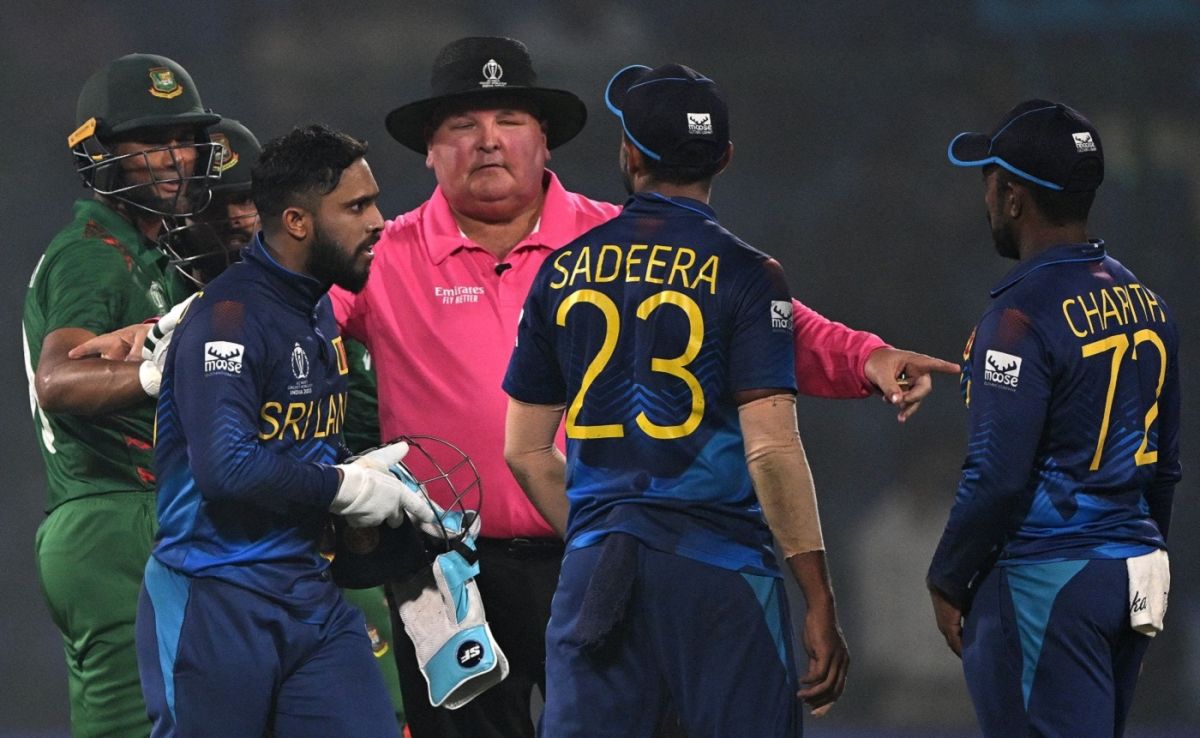Umpire Marais Erasmus tries to diffuse the tension between the Sri Lankan and Bangladeshi players, Bangladesh vs Sri Lanka, Men's ODI World Cup, November 6, 2023