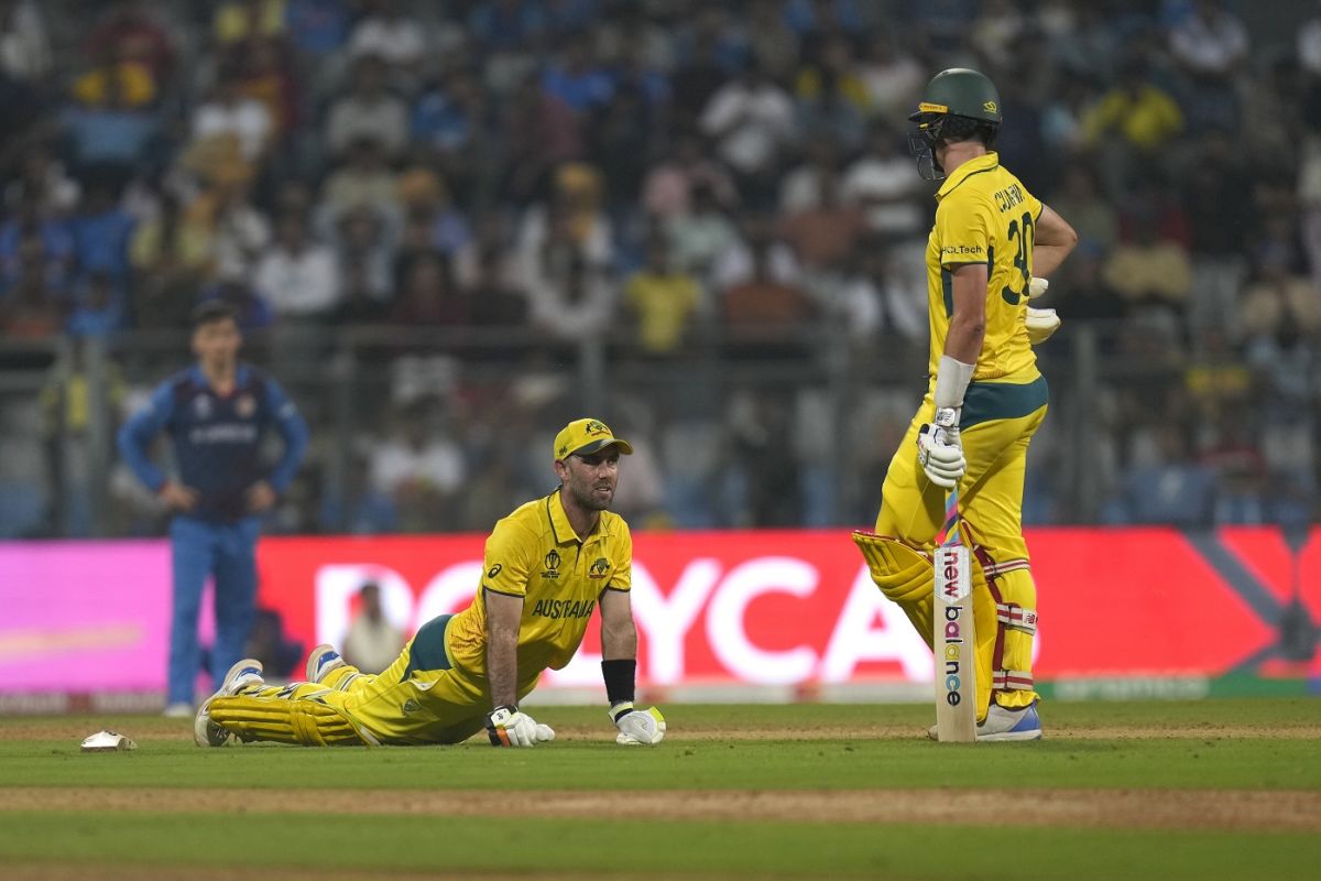 Pat Cummins checks out Glenn Maxwell's stretching between overs, Afghanistan vs Australia, ICC World Cup 2023, Mumbai, November 7, 2023