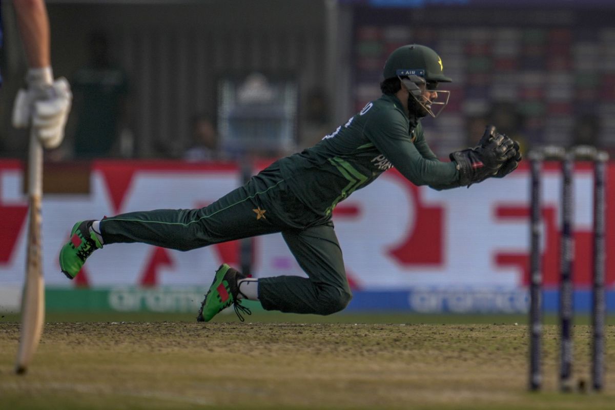 Mohammad Rizwan takes the catch to dismiss Dawid Malan, England vs Pakistan, Men's ODI World Cup, Kolkata, November 11, 2023