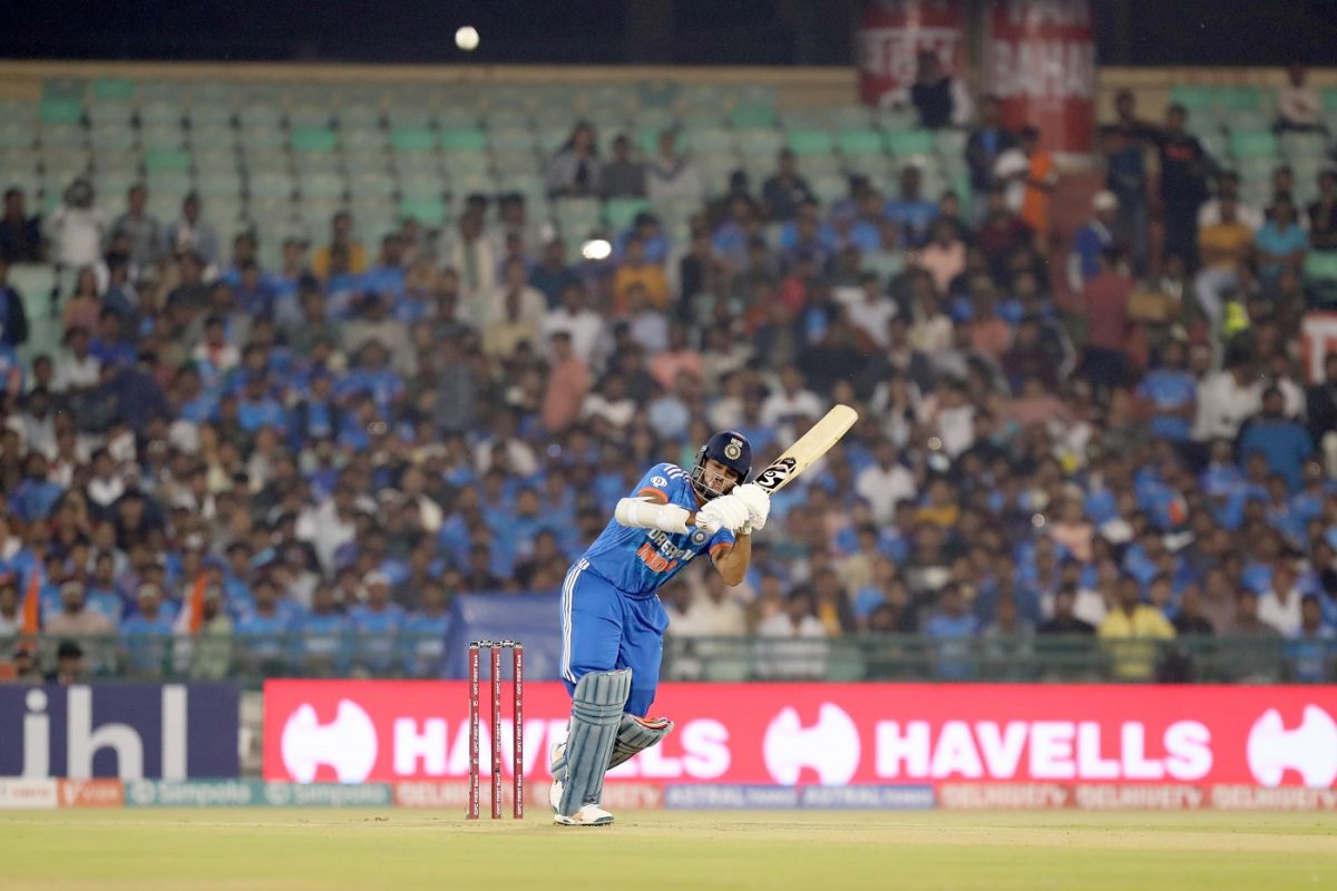 Yashasvi Jaiswal greeted Ben Dwarshuis with three boundaries in his first over, India vs Australia, 4th T20I, Raipur, December 1, 2023