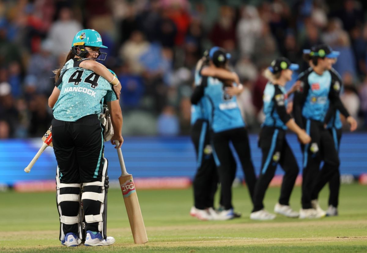 Amelia Kerr consoles Nicola Hancock as Adelaide Strikers celebrate ...