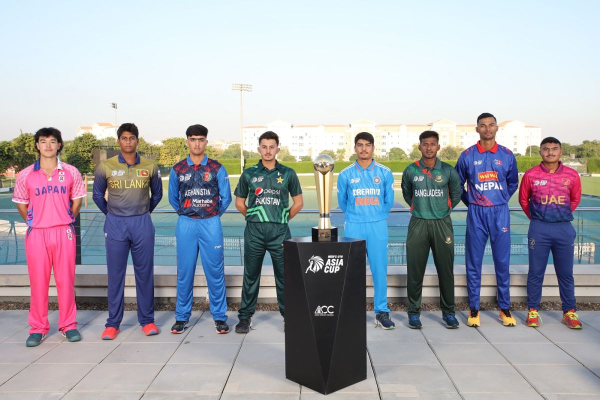 Captains pose with men's Under19 Asia Cup trophy