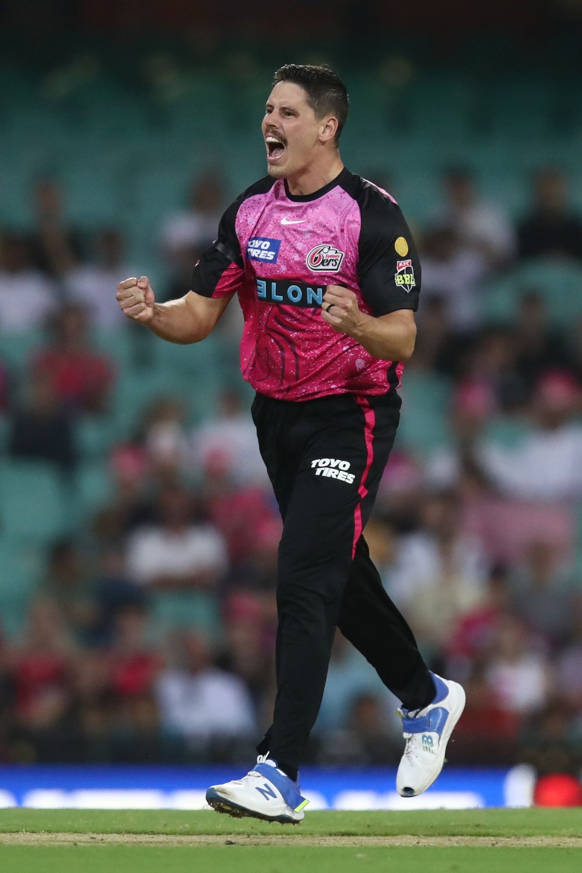 Ben Dwarshuis picked up three crucial wickets to dent Renegades