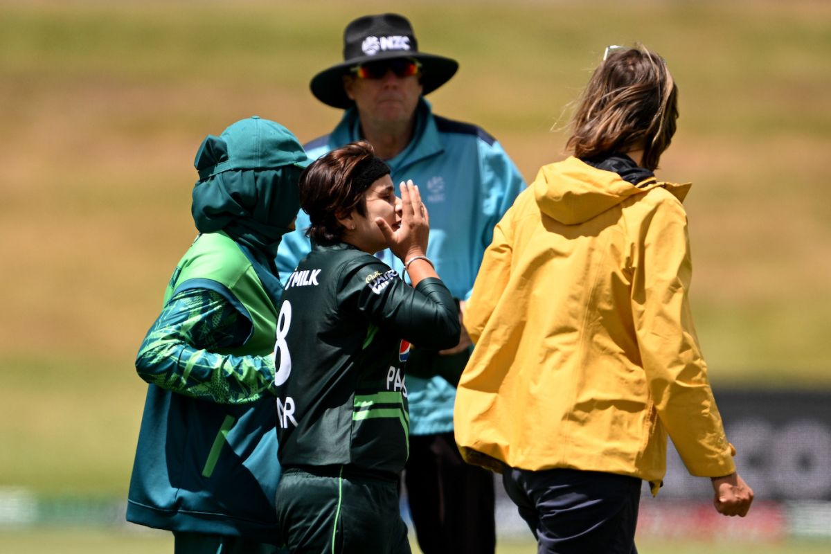 Nida Dar was ruled out of the game after being hit in the face with the ball while bowling, New Zealand vs Pakistan, 1st women's ODI, Queenstown, December 12, 2023