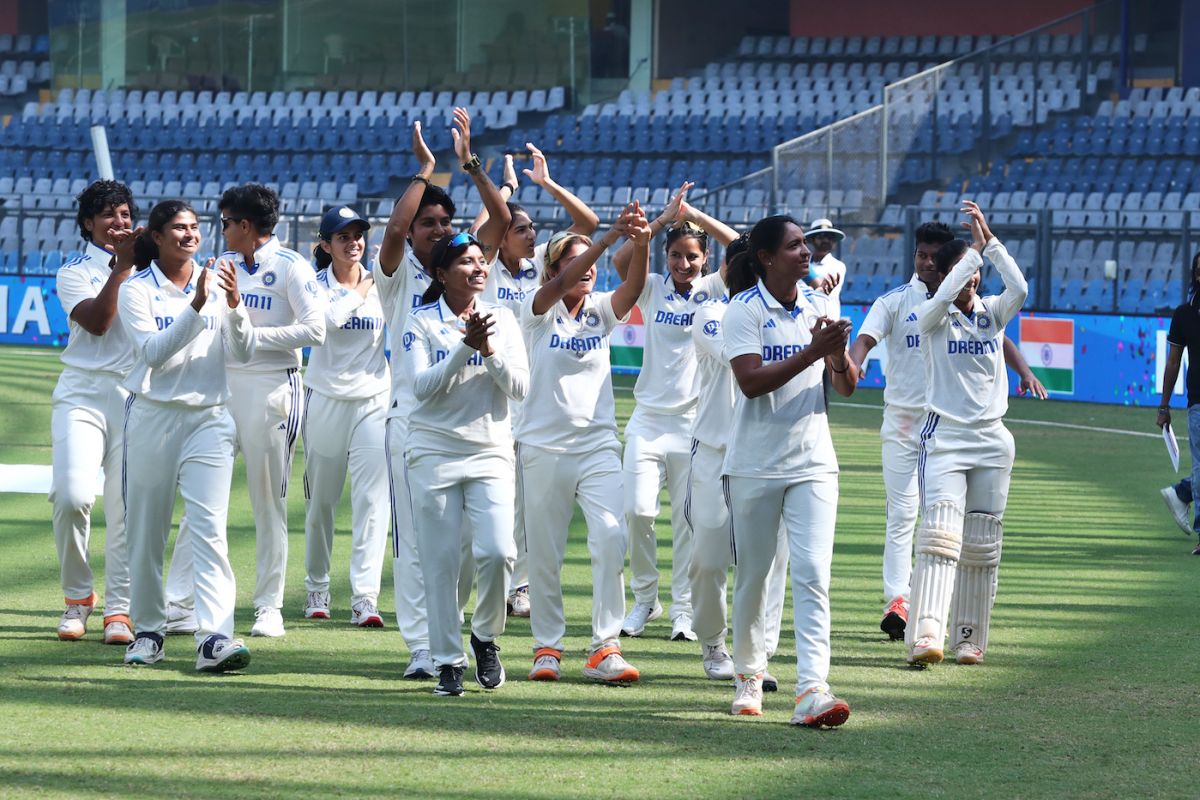 Harmanpreet Kaur leads India's lap of honour, India vs Australia, only women's Test, Mumbai, 4th day, December 24, 2023