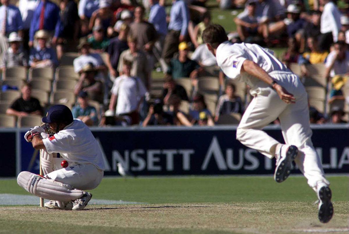 Glenn McGrath traps Sachin Tendulkar lbw ... with a bouncer, Australia v India, 1st Test, Adelaide, 4th day, December 13, 1999