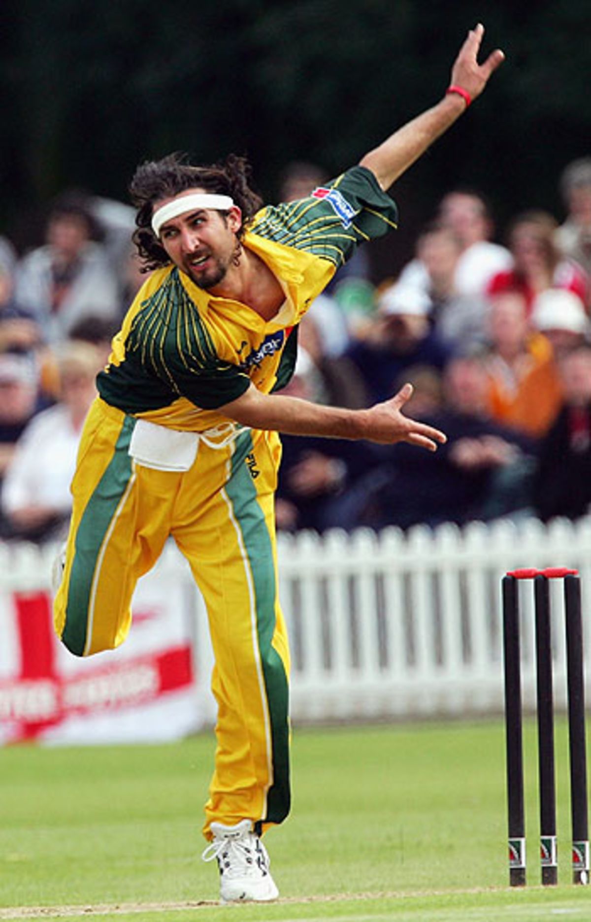 Jason Gillespie bowls against Leicestershire