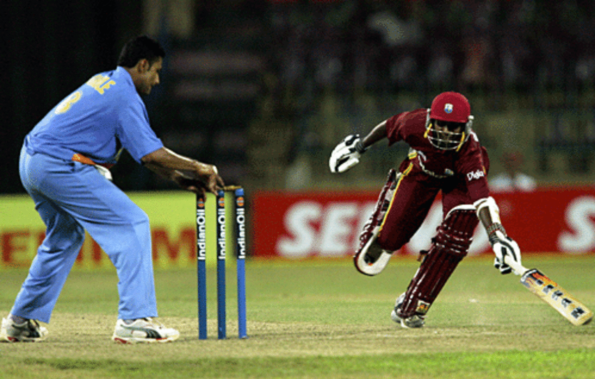 Anil Kumble attempts to run out Denesh Ramdin, India v West Indies, Premadasa Stadium, August 7, 2005