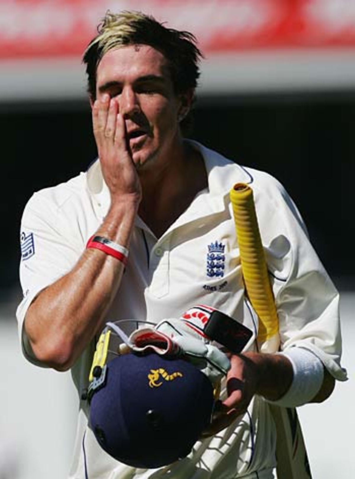 kevin-pietersen-troops-off-after-falling-to-shane-warne-espncricinfo