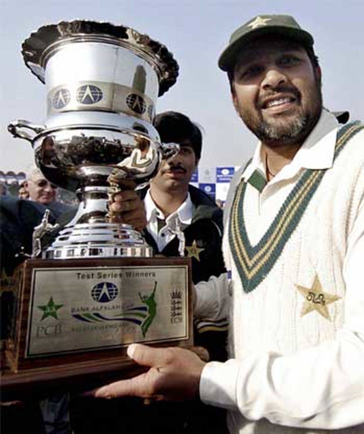 Ch Inzamam Inzamam lifts the trophy | ESPNcricinfo.com