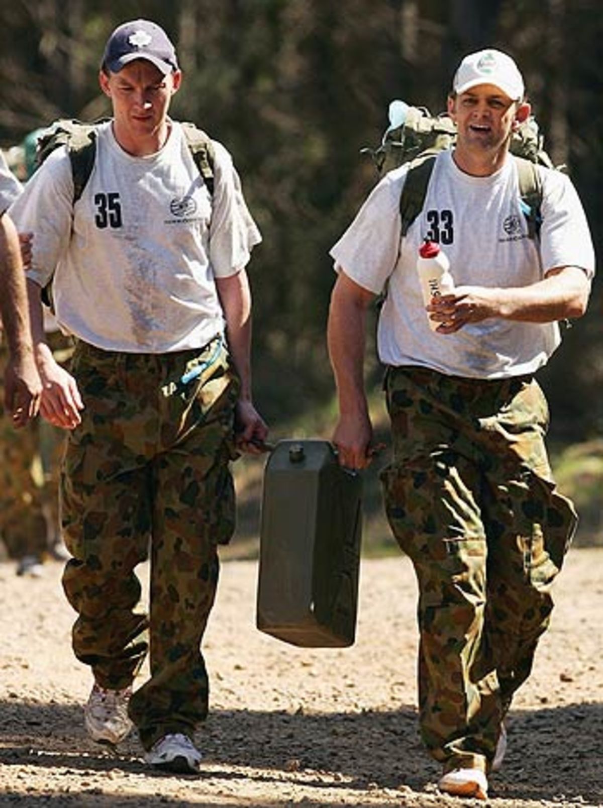 Adam Gilchrist and Brett Lee lug a jerry can of water | ESPNcricinfo.com