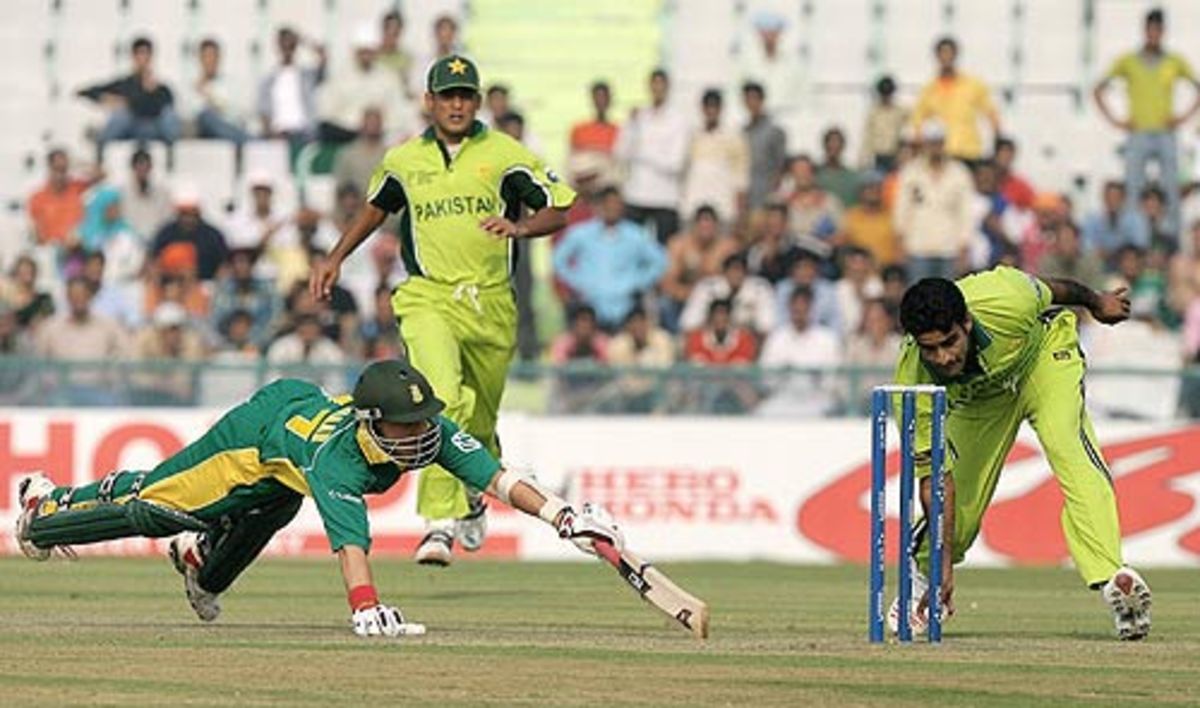Rao Iftikhar Anjum tries to run out Boeta Dippenaar | ESPNcricinfo.com