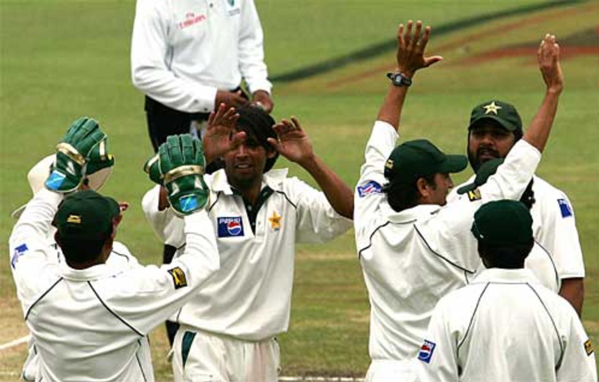 Inzamam ul Haq Looks Decidedly Down In The Mouth After His Team s 