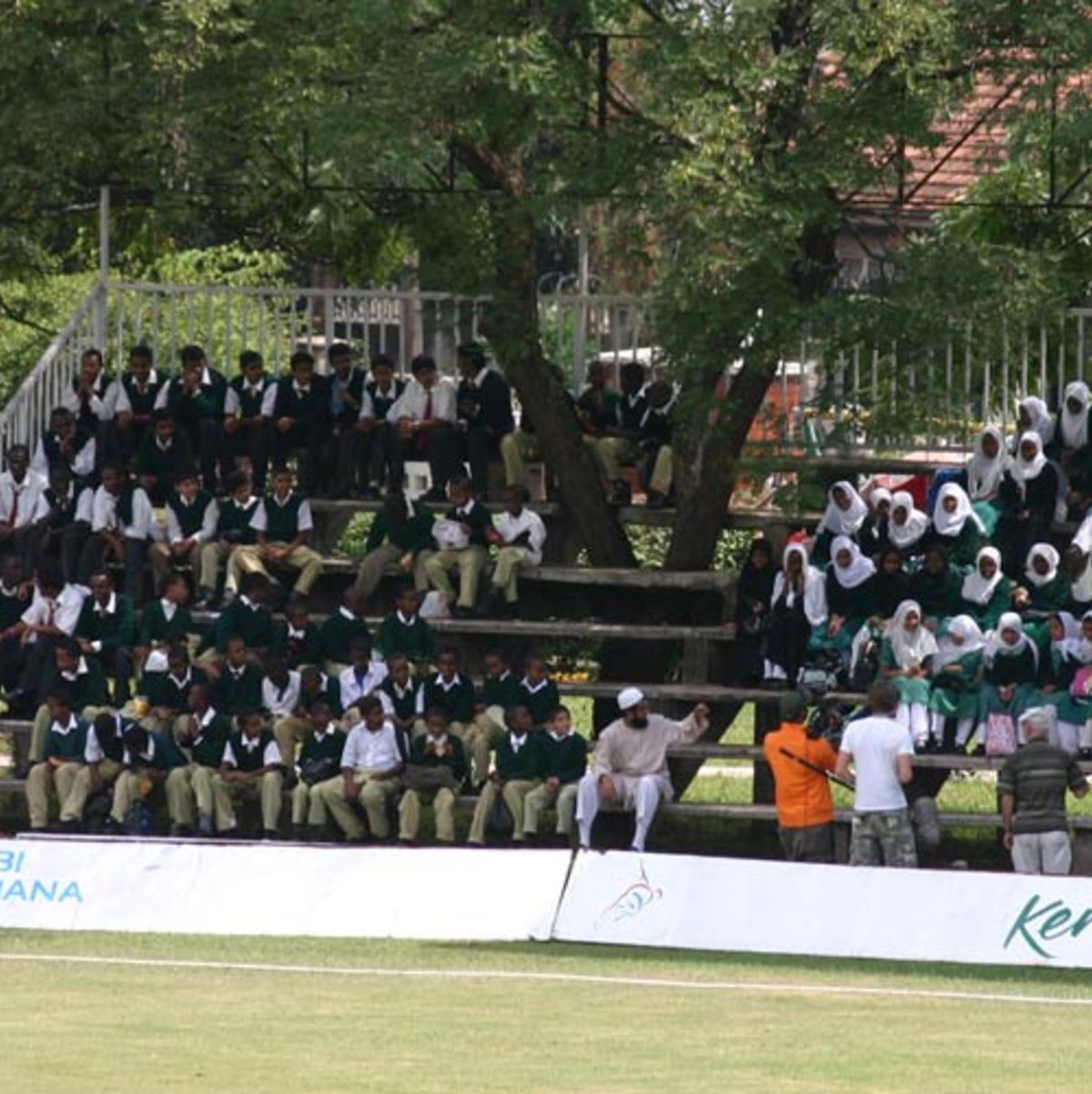School kids cheer on Kenya at the Nairobi Gymkhana, Kenya v Netherlands, 6th Match, Nairobi Gymkhana, January 31, 2007