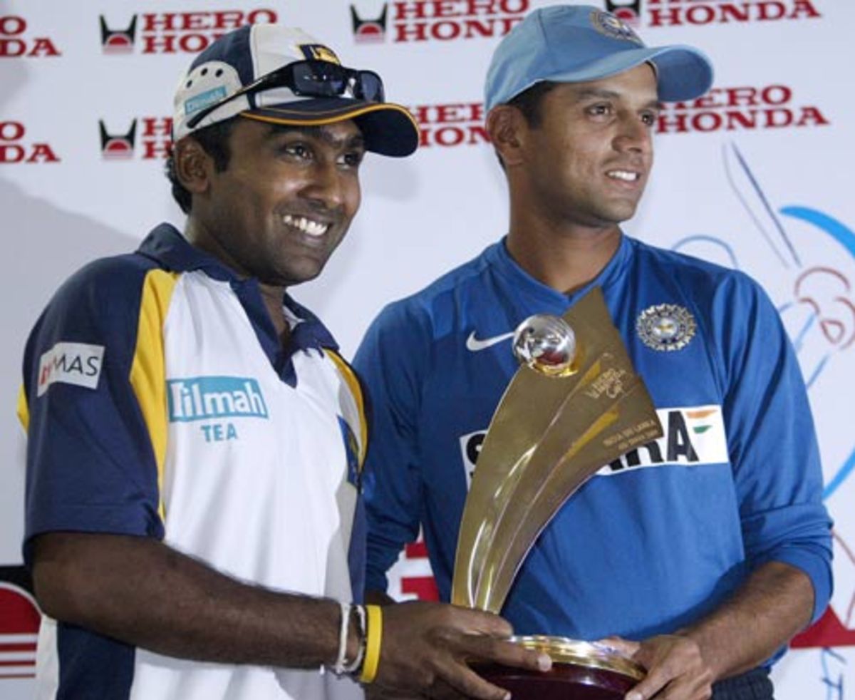 Mahela Jayawardene and Rahul Dravid pose with the prize | ESPNcricinfo.com