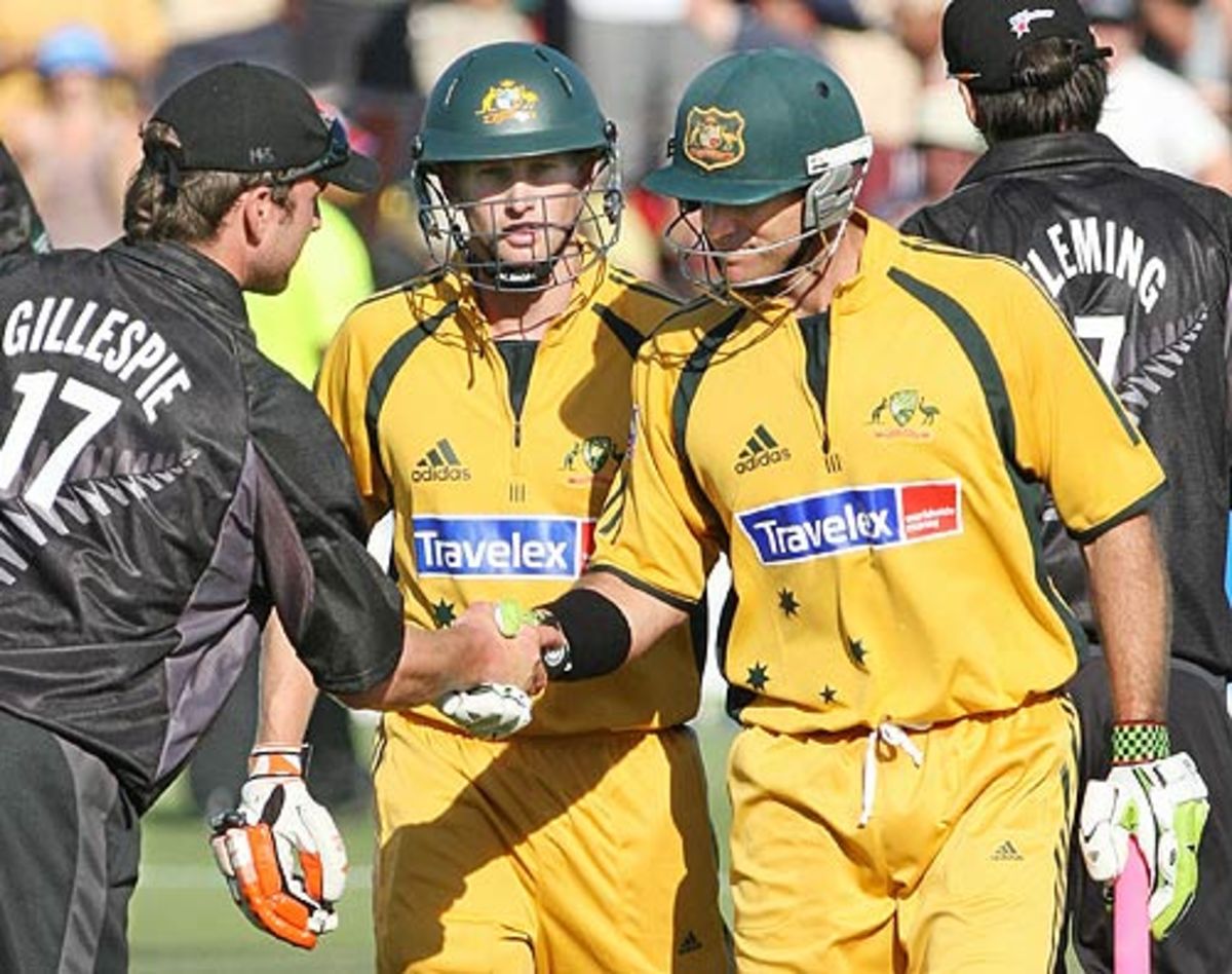 Mark Gillespie congratulates Matthew Hayden for scoring 181 ...