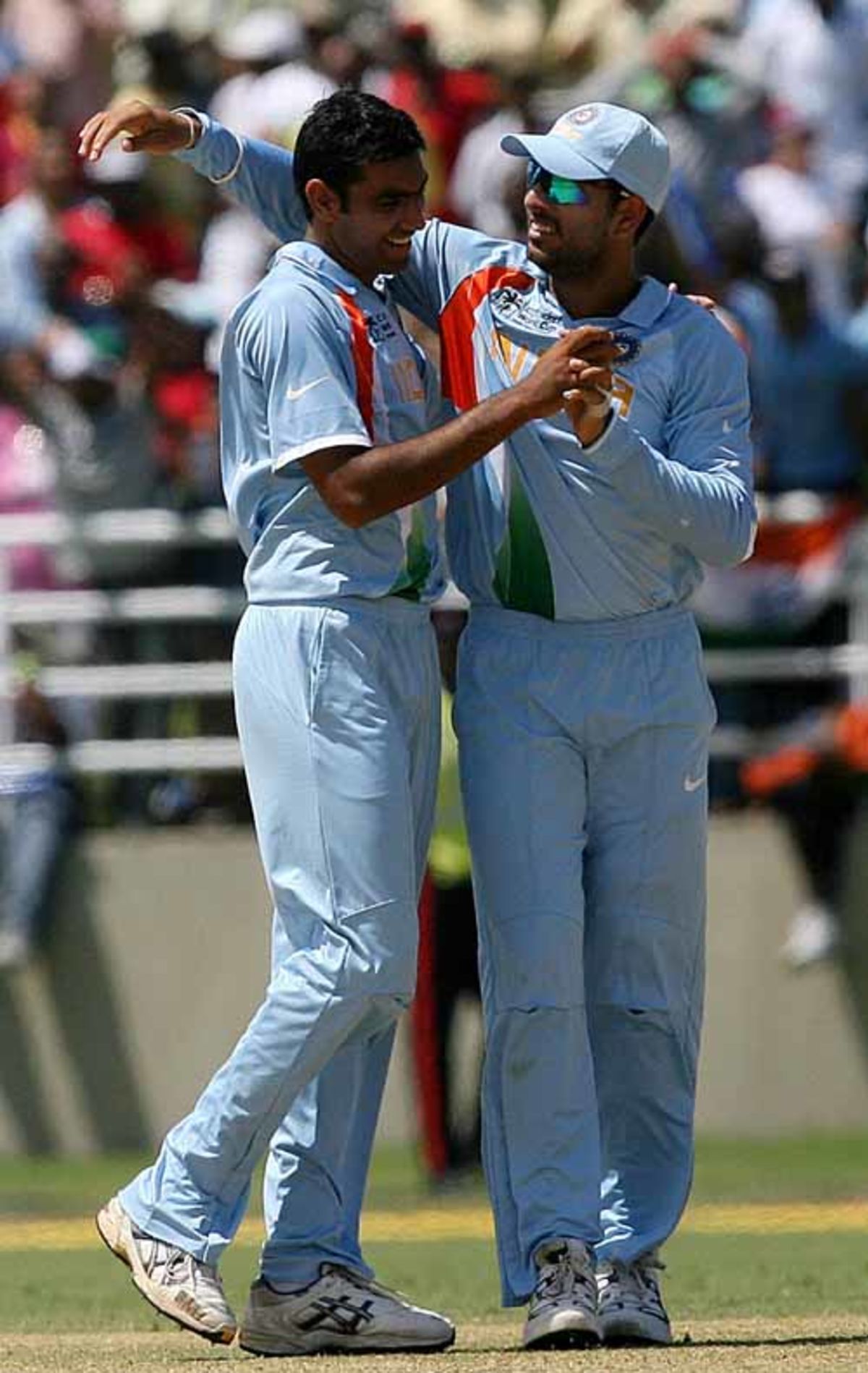 Munaf Patel The Pick Of Indias Bowlers On The Day Is Congratulated By Yuvraj Singh 0998