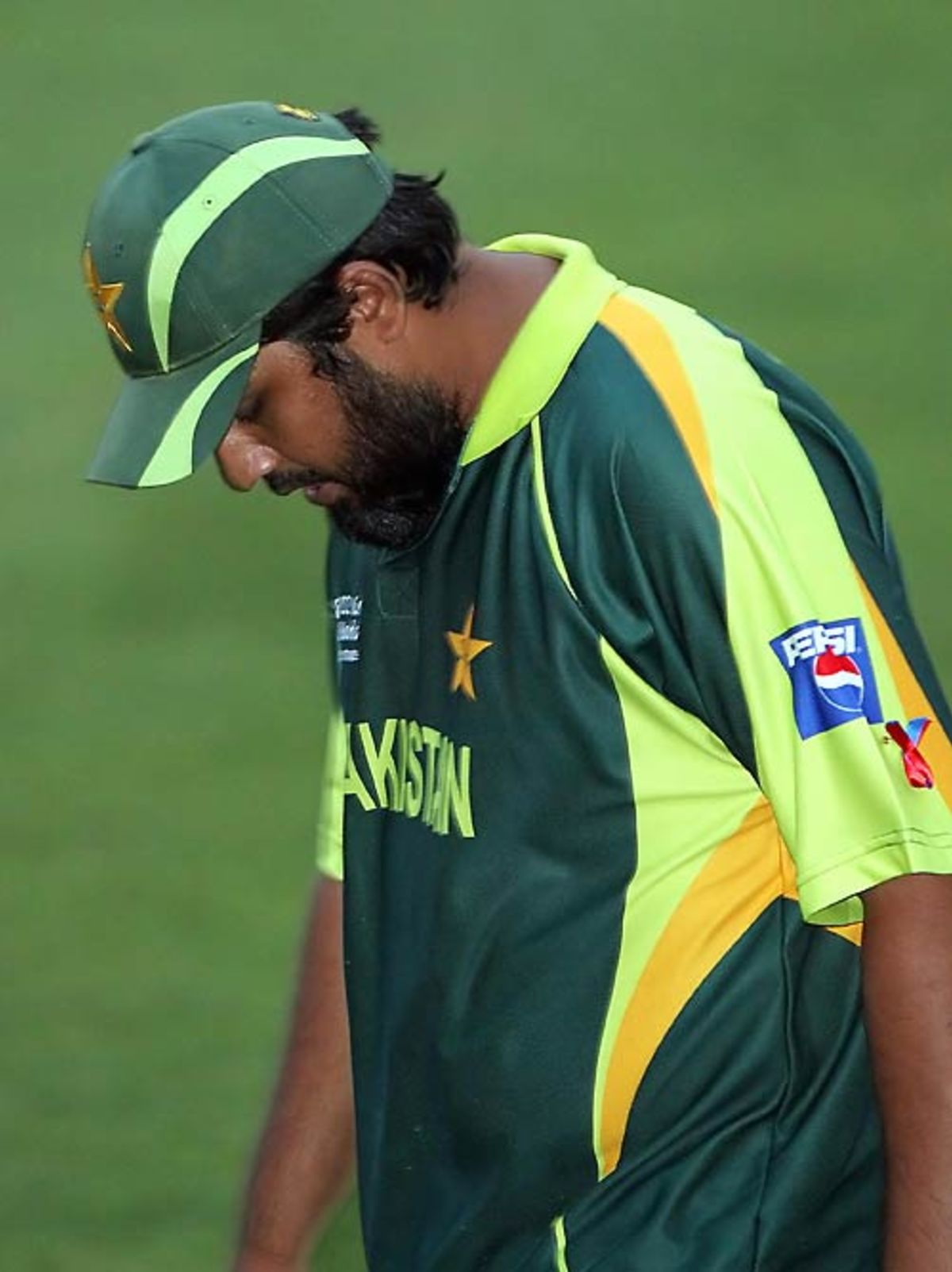 A distraught Inzamam-ul-Haq tries to comprehend Pakistan's elimination, Ireland v Pakistan, Group D, Jamaica, March 17, 2007