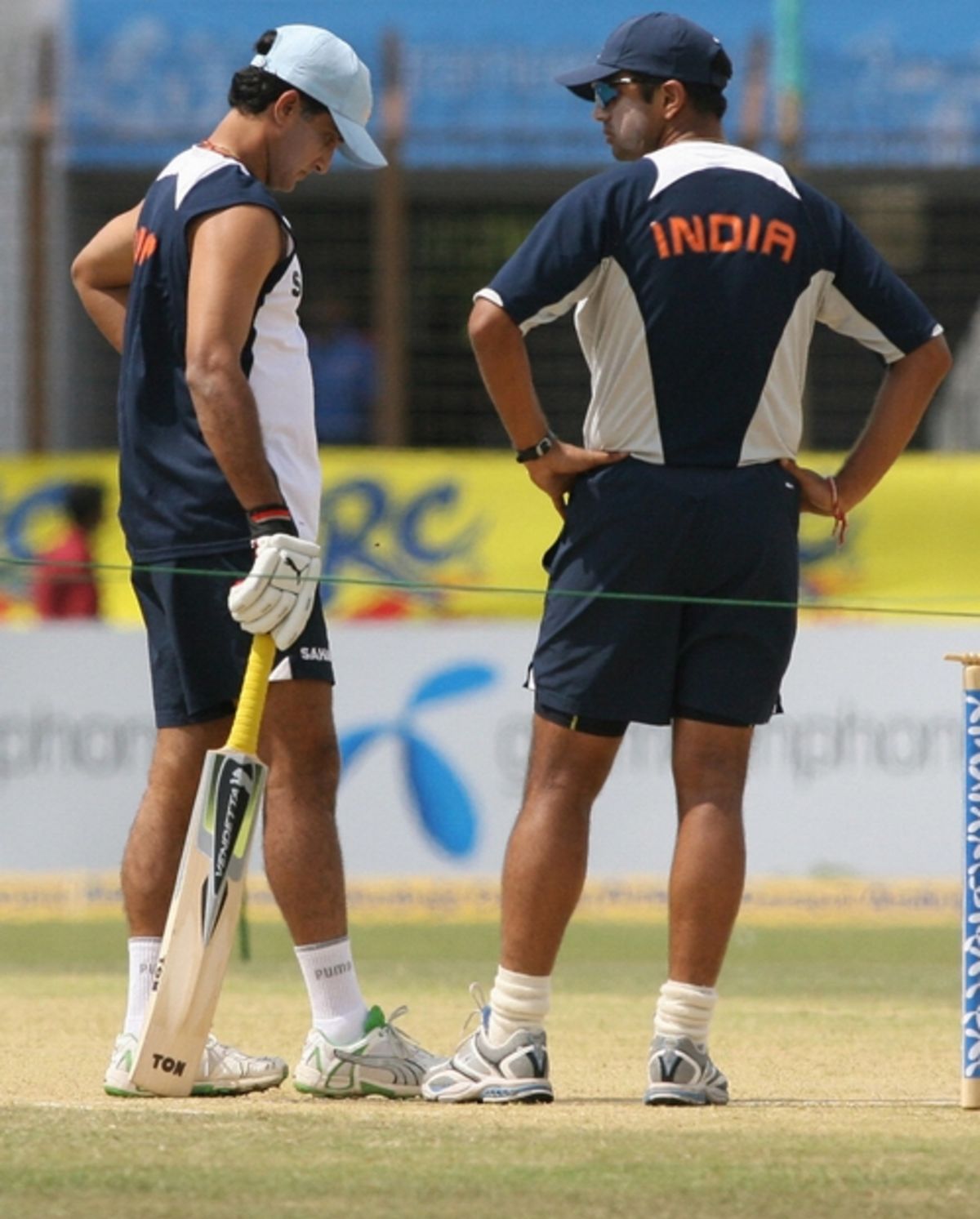 Rahul Dravid and Sourav Ganguly inspect the pitch | ESPNcricinfo.com