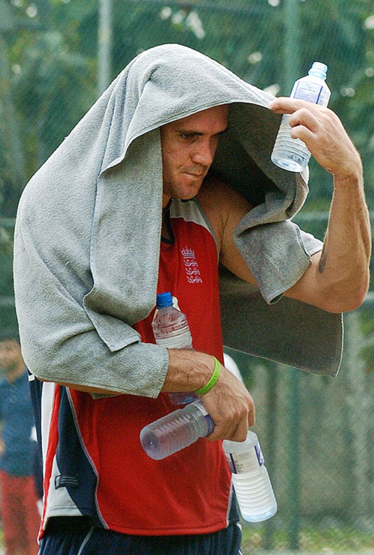 Kevin Pietersen takes shelter from the sun | ESPNcricinfo.com