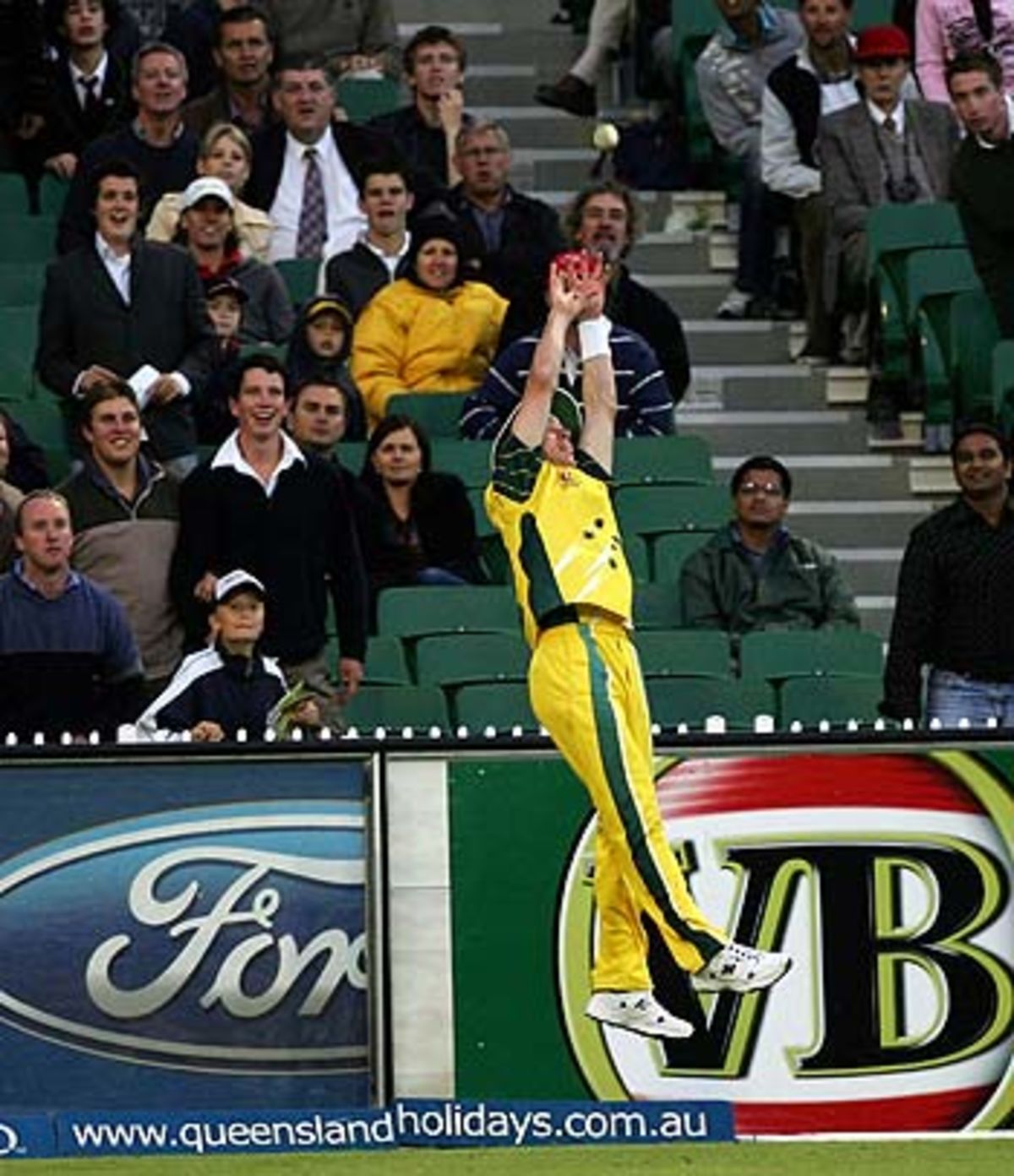 Brett Lee attempts a sensational catch, Australia v Pakistan, 1st final, VB Series, Melbourne, February 4, 2005