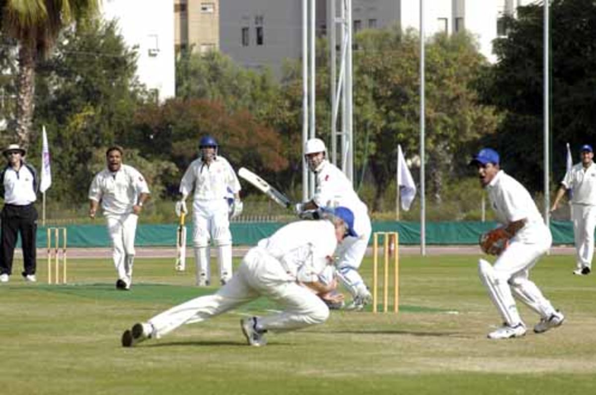 A sharp chance goes down in the slip cordon