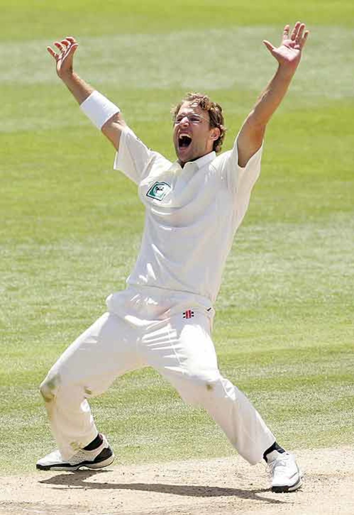 Daniel Vettori belts out another successful appeal