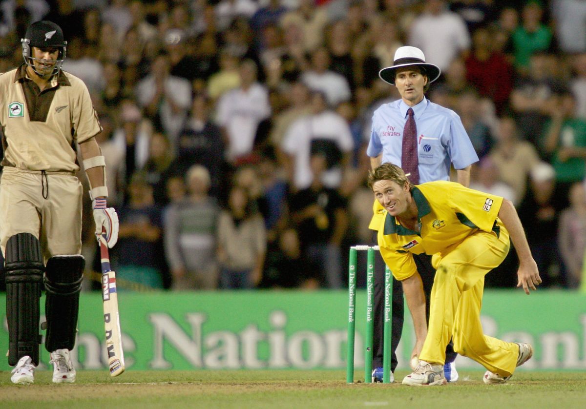 Glenn McGrath almost does a Trevor Chappell, New Zealand v Australia, Twenty20, Eden Park, February 17, 2005