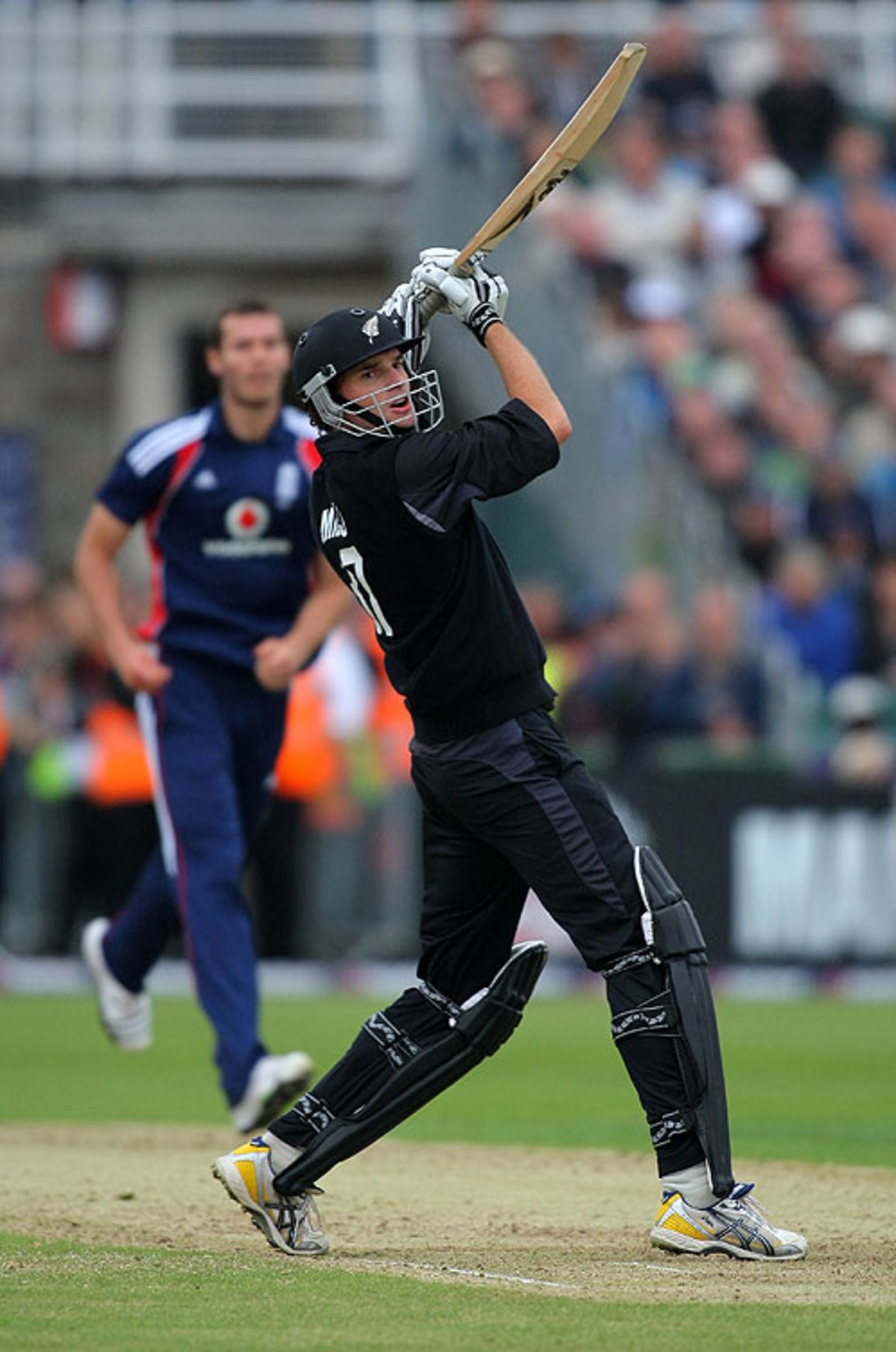 Kyle Mills slams a muchneeded boundary