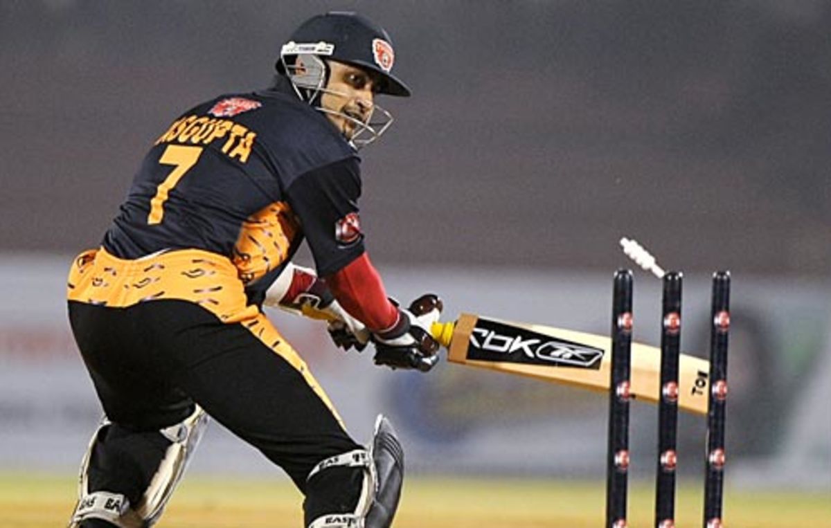 Hamish Marshall drives a Jason Gillespie delivery on the up