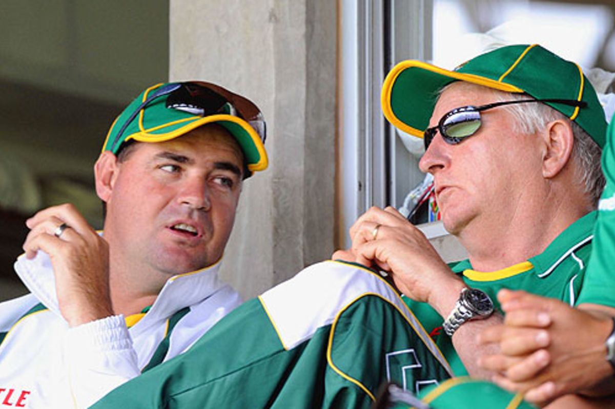 Duncan Fletcher and Mickey Arthur discuss tactics during the first day