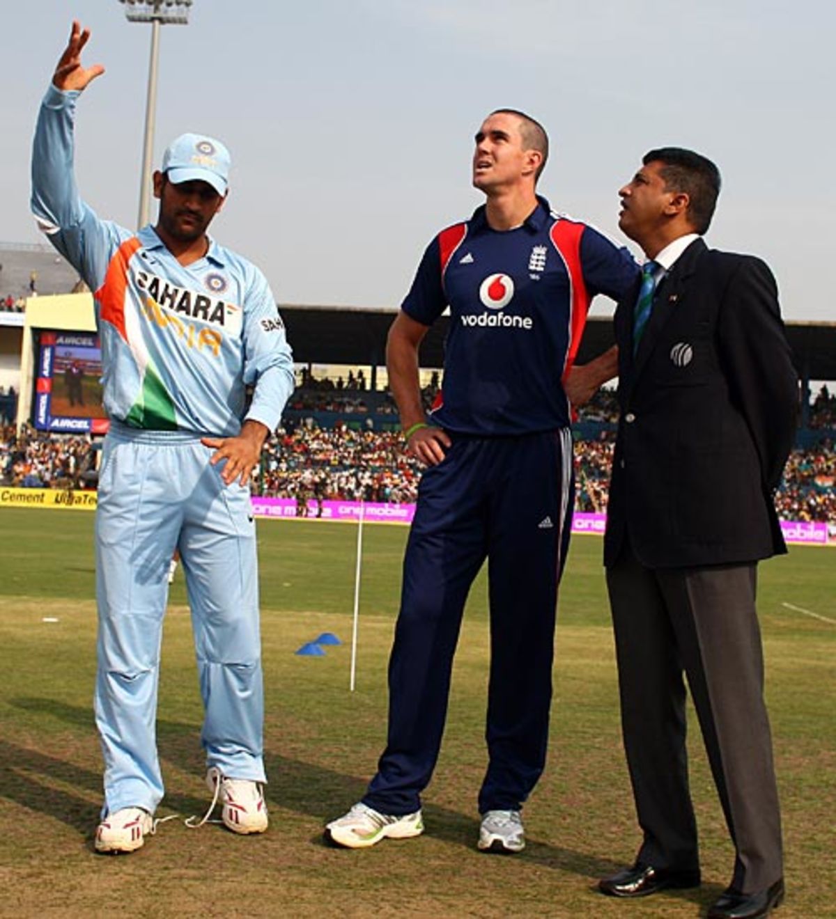Policemen keep strict vigil on the field | ESPNcricinfo.com