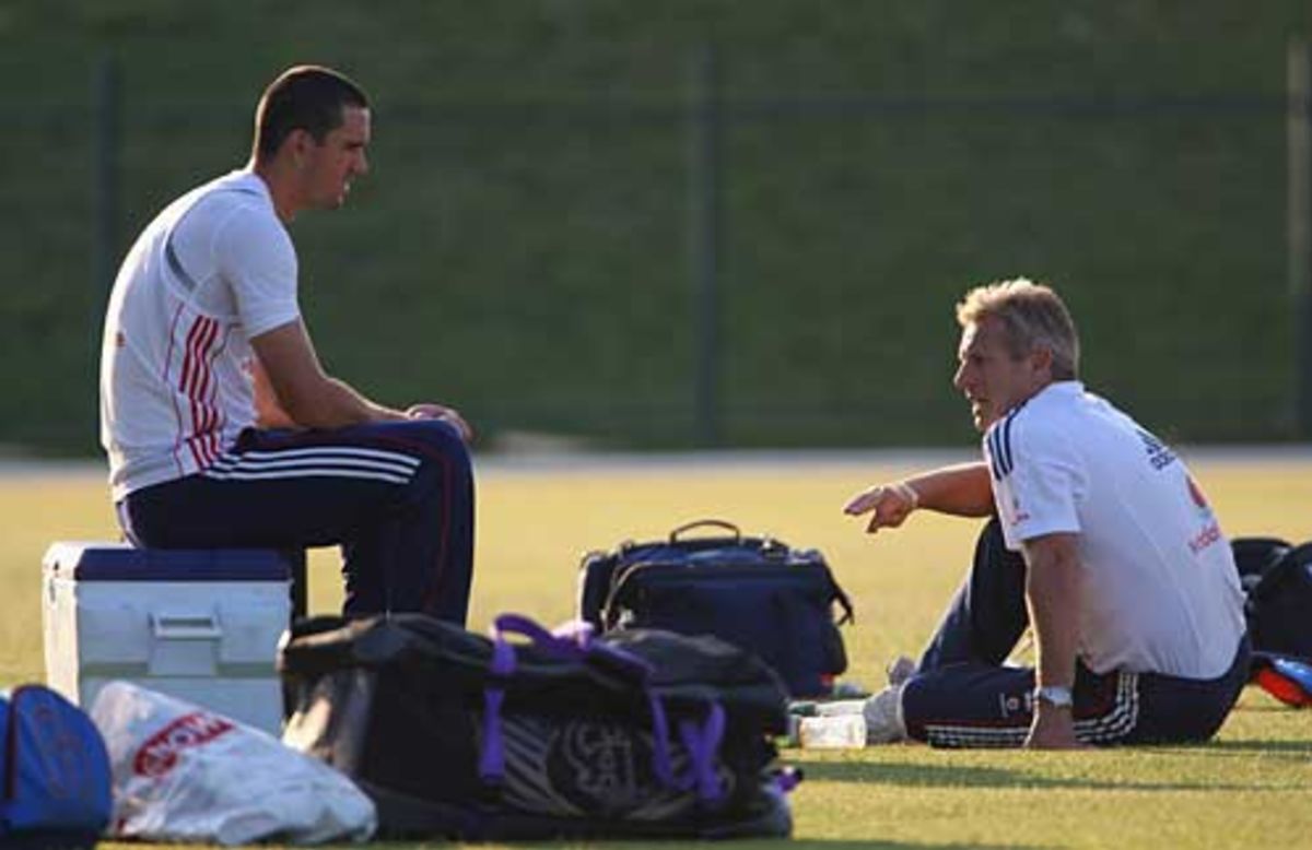 Kevin Pietersen and Peter Moores in discussion as England finally get back to training, Abu Dhabi, December 5, 2008